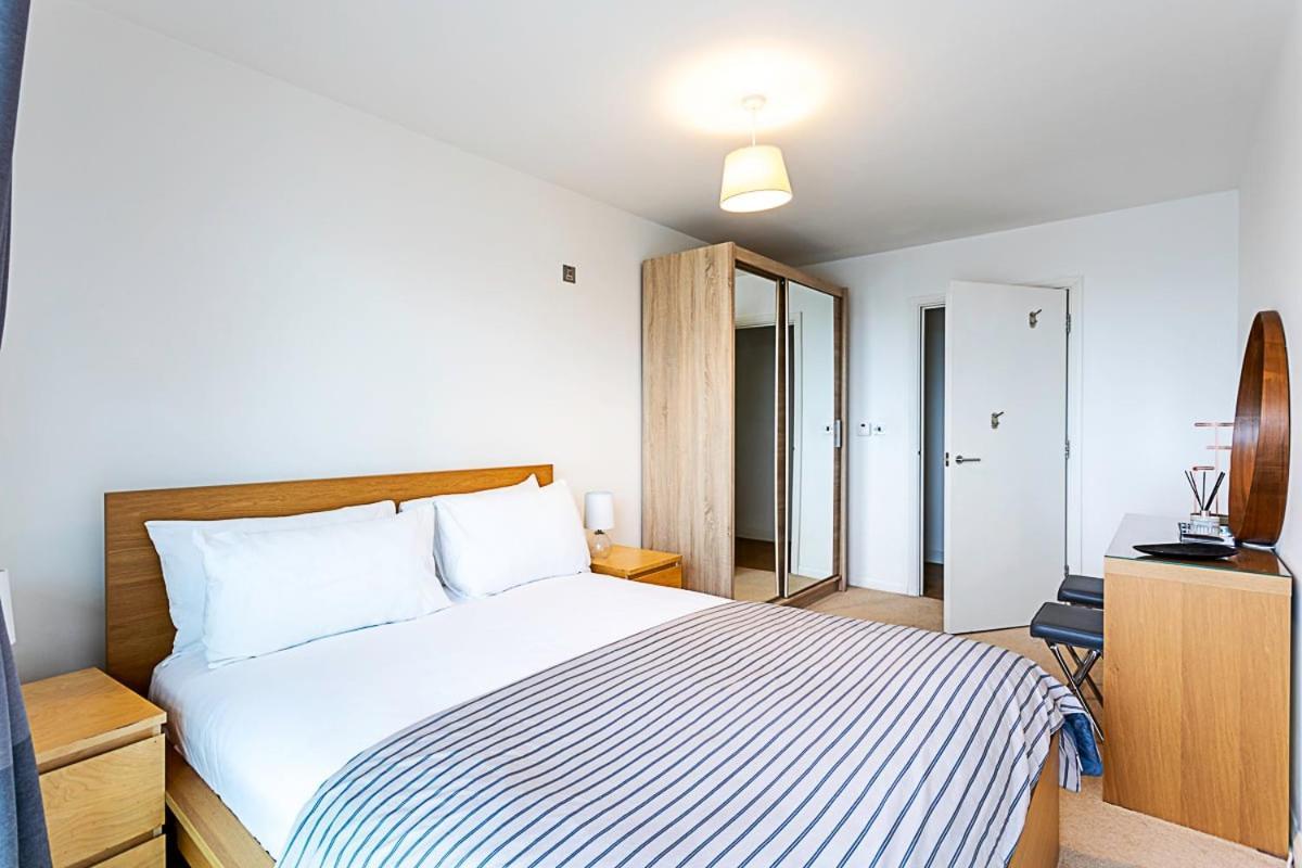 Trendy Queen'S Park Apartment With Views Across ลอนดอน ภายนอก รูปภาพ