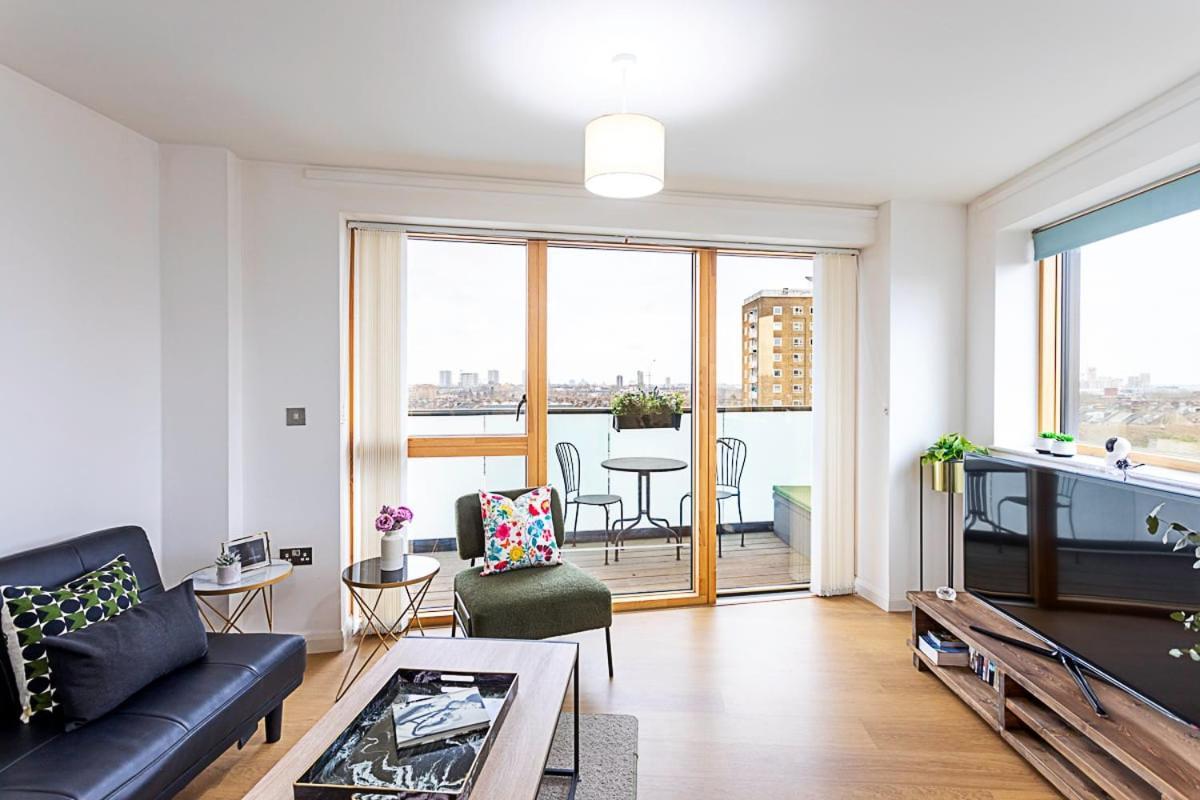 Trendy Queen'S Park Apartment With Views Across ลอนดอน ภายนอก รูปภาพ