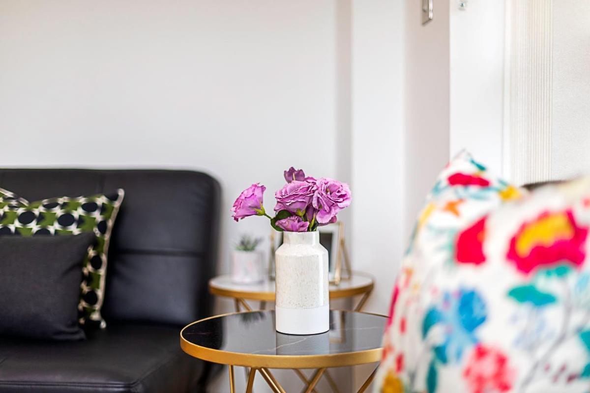 Trendy Queen'S Park Apartment With Views Across ลอนดอน ภายนอก รูปภาพ