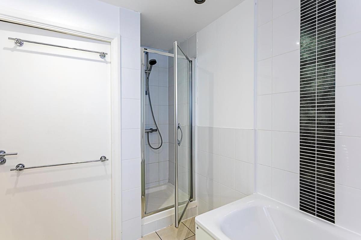Trendy Queen'S Park Apartment With Views Across ลอนดอน ภายนอก รูปภาพ