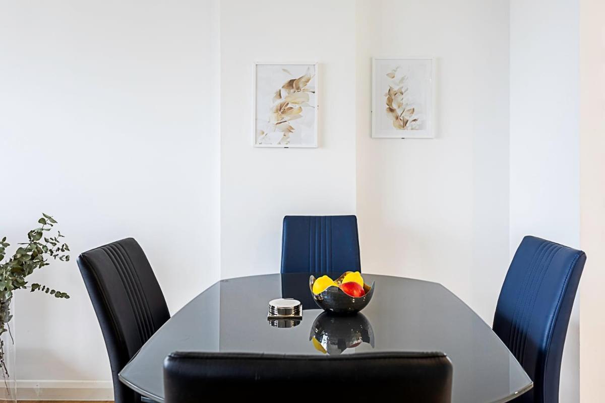 Trendy Queen'S Park Apartment With Views Across ลอนดอน ภายนอก รูปภาพ