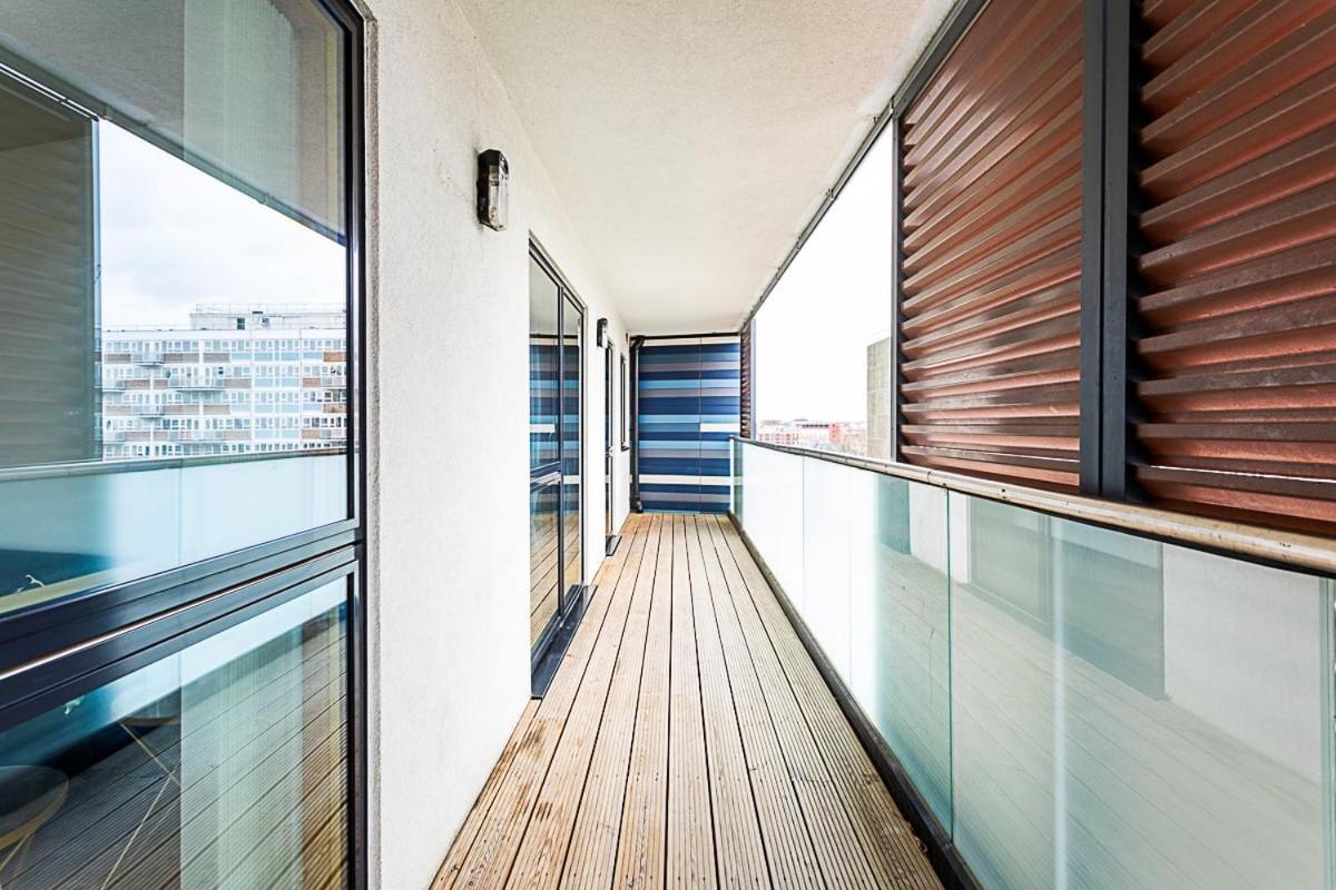 Trendy Queen'S Park Apartment With Views Across ลอนดอน ภายนอก รูปภาพ