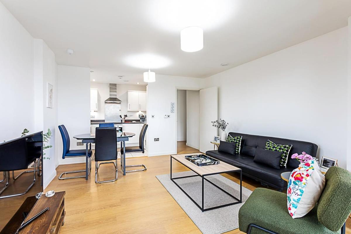 Trendy Queen'S Park Apartment With Views Across ลอนดอน ภายนอก รูปภาพ